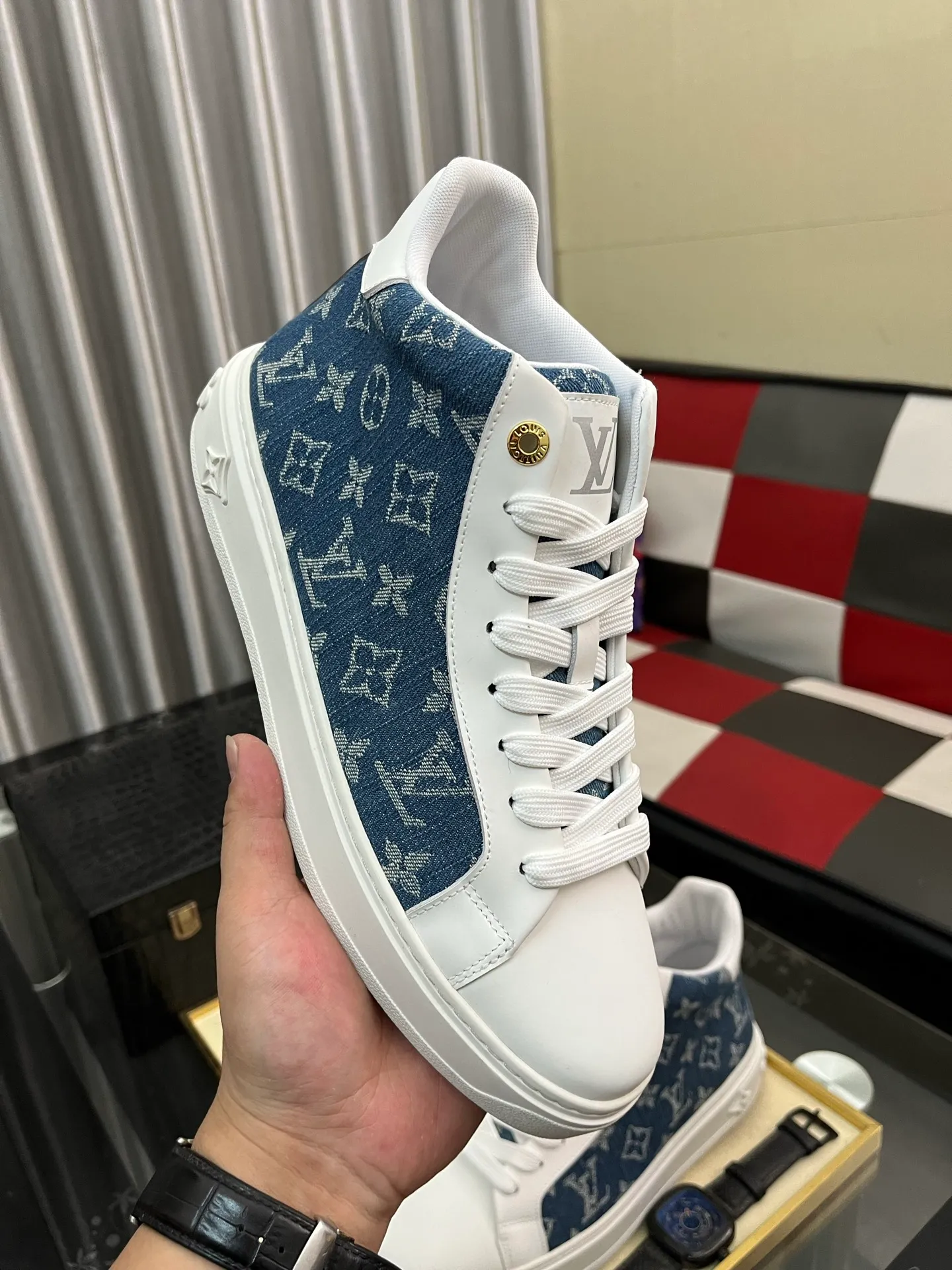 Men's shoes 💰: 560⌚️⌚️ Louis vuitton/LV Louis Vuitton 》Original quality.~ Unique modern style sneakers. 🏃A must-have casual shoe for trendy men😍😍 Original brand imported from Italy, imported original leather, sheep lining (refuses to discolor and grind feet) Sole: Original sole provided by the original factory, French lazy style design ⚠️Fit to the feet, original quality, super comfortable original sole. Code number: 38-444⃣️Color optional